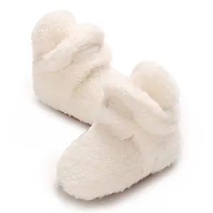 Detailansicht weicher weißer Korallenvlies-Babyschuhe mit dickem Plüschfutter für Wärme.