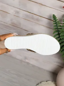Unteransicht der Plateau-Espadrille-Sandale mit weißer Gummisohle
