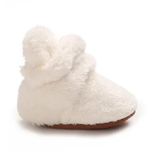 Weicher weißer Korallenvlies-Babyschuh mit dicker Plüschstruktur für Wärme und Komfort.