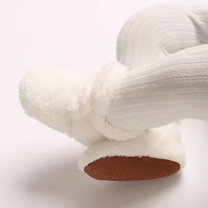Detailaufnahme weißer Baby-Fleece-Schuhe mit rutschfester Noppensohle Textur