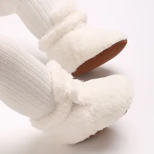 Detailaufnahme weicher weißer Korallenfleece Babyschuhe mit rutschfester Sohle