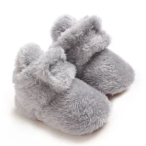 Detailansicht weicher grauer Korallenvlies-Babyschuhe mit warmer, flauschiger Textur.