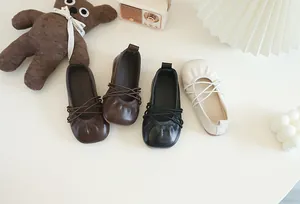 Handgefertigte weiche Leder-Ballerinas für Kinder mit überkreuzten Gummibändern in vielen Farben