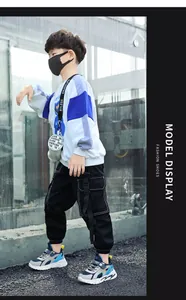 Detailansicht atmungsaktiver Mesh-Sneaker für Jungen in Blau und Grau mit weißer Sohle