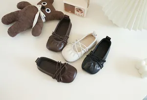 Detailansicht der weichen Ballettschuhe für Kinder in Braun, Weiß und Schwarz Farbe