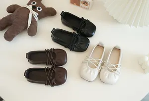 Detailansicht von weichen Ballerinas für Kinder in Schwarz, Braun und Off-White