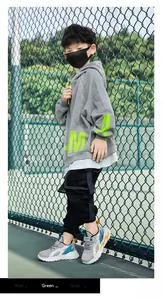 Leichte graue Jungen-Mesh-Sneaker mit gelben und blauen Akzenten am Modell