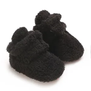 Detailansicht weicher schwarzer Baby-Korallenvlies-Stiefel mit warmer und flauschiger Textur