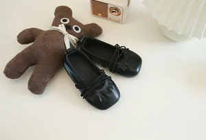 Detailansicht von schwarzen Mädchen-Ballerinas aus Leder mit elastischen Riemen