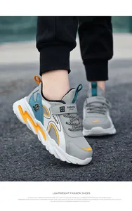 Nahaufnahme der leichten atmungsaktiven Mesh-Laufschuhe für Jungen in Grau und Orange