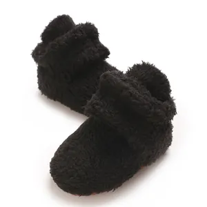 Gemütliche schwarze Baby-Schuhe aus Korallenvlies mit weichem Plüschfutter für den Winter