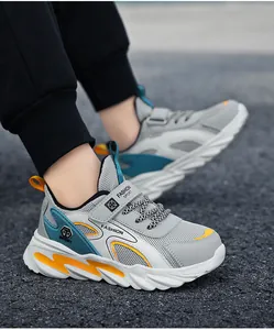 Detailansicht graue atmungsaktive Mesh-Sneaker für Jungen mit blauen und gelben Akzenten.
