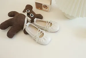 Elegante cremeweiße Ballerinas für Mädchen mit elastischen Bändern und weicher Sohle