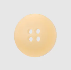 Gros plan d'un bouton en résine beige à quattro trous de haute qualité pour vêtement