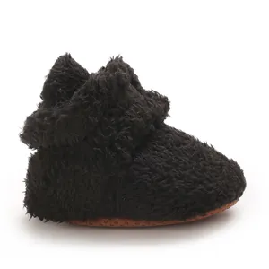 Weiche schwarze Korallenfleece-Babyschuhe mit warmem Futter und rutschfester Sohle