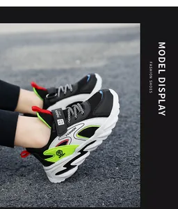Detailansicht der atmungsaktiven Mesh-Sportschuhe für Jungen in Schwarz und Weiß am Fuß