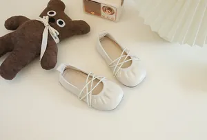 Draufsicht cremeweiße Ballettflachschuhe für Mädchen mit elastischen Kreuzbändern