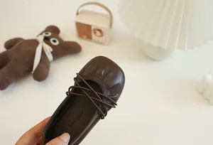 Detailansicht der dunkelbraunen Mädchen Leder Ballerinas mit elastischen Kreuzgurten