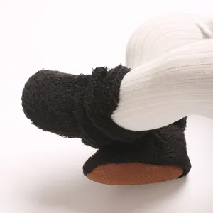 Nahaufnahme von warmen schwarzen Korallenfleece-Babyschuhen mit rutschfester Sohle