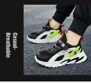 Detailansicht der atmungsaktiven Mesh-Sneaker für Jungen in Schwarz, Weiß und Neongrün.