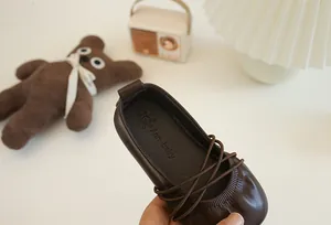 Detailansicht des weichen Innenfutters eines braunen Leder-Ballerinas für Mädchen