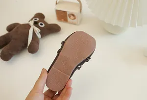 Detailansicht der rutschfesten Gummisohle dieser braunen Ballerinas für Mädchen