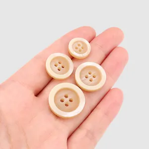 Boutons en résine crème de haute qualité pour vêtements, en quatre tailles.