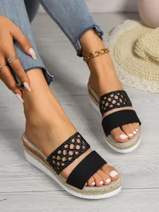 Details von schwarzen Damen-Plateau-Keilsandalen mit Webriemen und Espadrille-Sohle.