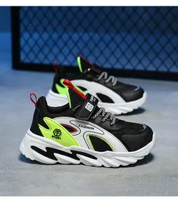 Detailansicht der atmungsaktiven Mesh-Sportschuhe für Jungen in Schwarz und Neongrün.