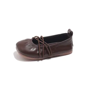 Dunkelbraune Mädchen-Ballerinas aus weichem Leder mit Kreuzriemen und runder Kappe