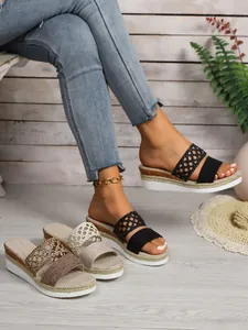 Stylische Keilsandalen für Damen mit Hohlmuster und Hanfseil-Plateausohlen in Sommerfarben.