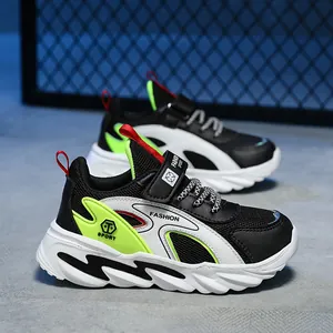 Atmungsaktive Jungen-Mesh-Sneaker mit limettengrünen Akzenten und leichter Sohle zum Laufen.