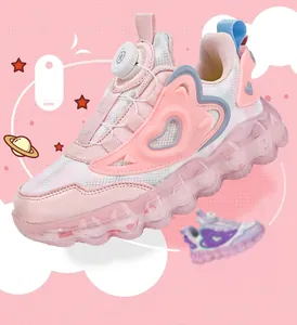 Primer plano de zapatillas rosas de malla para niña con sistema de cierre giratorio
