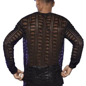 Achteraanzicht van een zwart transparant kanten herenshirt met lange mouwen en mesh
