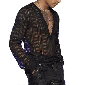 Detail van het zwarte doorschijnende heren mesh shirt met een diepe V-halslijn