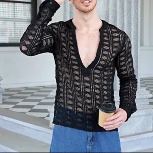 Detail van zwart transparant mesh shirt voor heren met lange mouwen en diepe V-hals