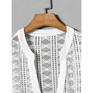 Macrodetail van witte kant mesh stof op een transparant herenoverhemd met V-hals