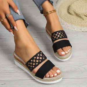 Stilvolle schwarze Plateau-Sandalen mit Hanfseil-Keilabsatz für heiße Sommertage.