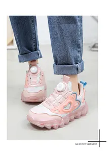 Detalle de zapatillas rosas para niña con diseño de corazón y cierre de hebilla giratoria