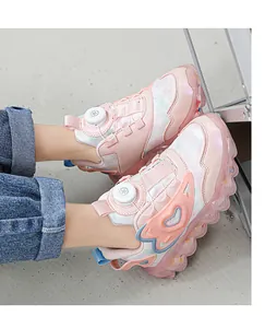 Primer plano de zapatillas rosas transpirables para niña con sistema de cordones giratorios.