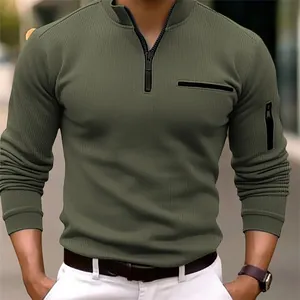 Dettaglio di polo a maniche lunghe a coste verde oliva con cerniera decorativa sul petto