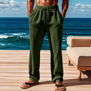 Vista macro de pantalones casuales verdes de rayas verticales para hombre junto al mar