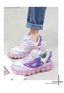 Vista detallada de zapatillas moradas para niña con diseño de corazón y cordones de dial