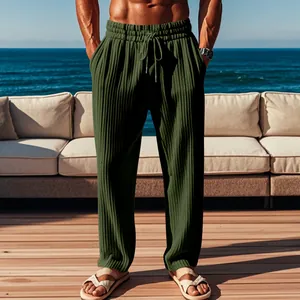 Detalle del pantalón casual para hombre con rayas verticales en color verde oscuro