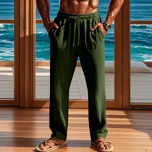 Vista detallada de los pantalones informales anchos a rayas verticales verdes para hombre