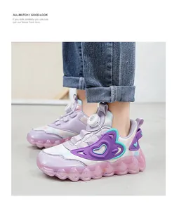 Vista detallada de zapatillas moradas para niña con motivos de corazón y cierre giratorio