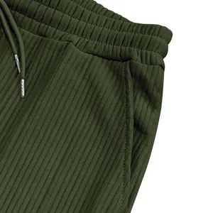 Vista detallada de pantalones casuales de pana verde oliva para hombre con cordón