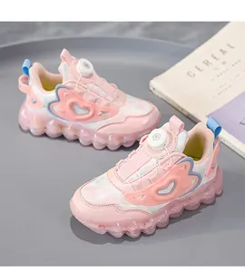 Detalle de zapatillas deportivas rosas para niñas con diseño de corazón y cierre giratorio