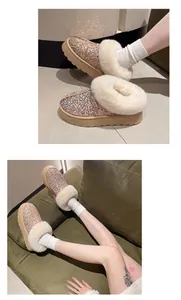Glitzernde goldene Pailletten-Schneeschuhe mit weißem Pelzkragen und Plateausohle