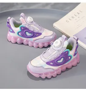 Vista detallada de zapatillas de niña coloridas con diseño de corazón púrpura y dial